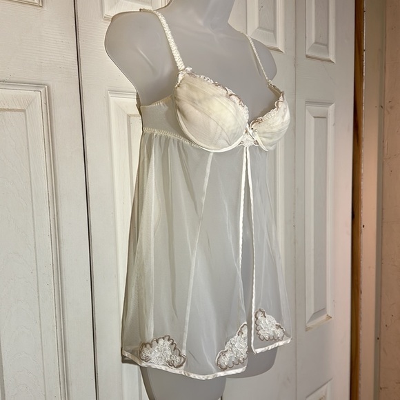 Victoria's Secret Cream Semi Sheer Padded Cup Open Front Lace Trim Cami Top 34B - Picture 3 of 16